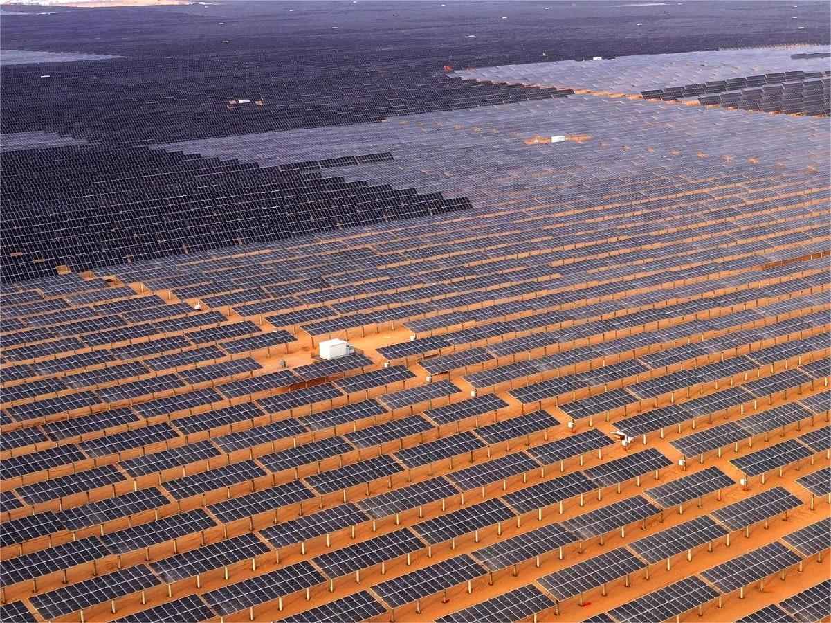 Projet d'énergie solaire connecté au réseau de 45 MW dans une région désertique (Ningxia, Chine)